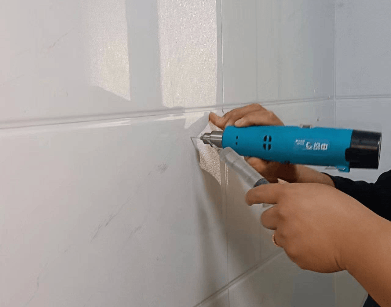 瓷砖墙打孔后怎么修复好看(瓷砖墙打孔是不是容易破坏瓷砖?) 瓷砖墙打孔后怎么修复好看(瓷砖墙打孔是不是容易破坏瓷砖?)